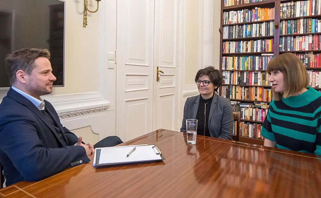 Rafał Trzaskowski i Justyna Glusman podczas spotkania z Grażyną Wolszczak