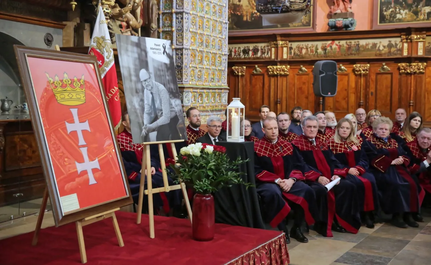 Radni Gdańska oddali hołd Adamowiczowi. Trumna z ciałem prezydenta wystawiona w ECS