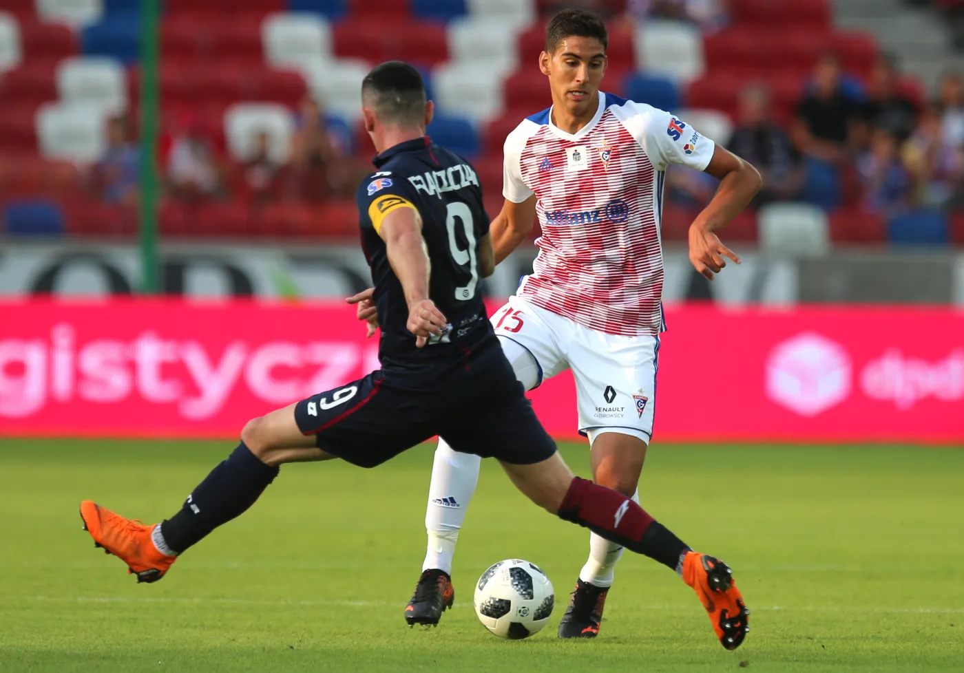 Zawodnik Górnika Zabrze Dani Suarez (P) i Adam Frączczak (L) z Pogoni Szczecin
