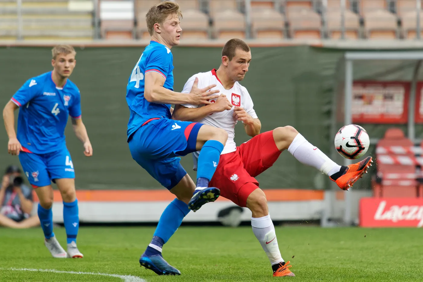 Zawodnik reprezentacji Polski Paweł Tomczyk (P) i Bjarni Petersen (C) z Wysp Owczych
