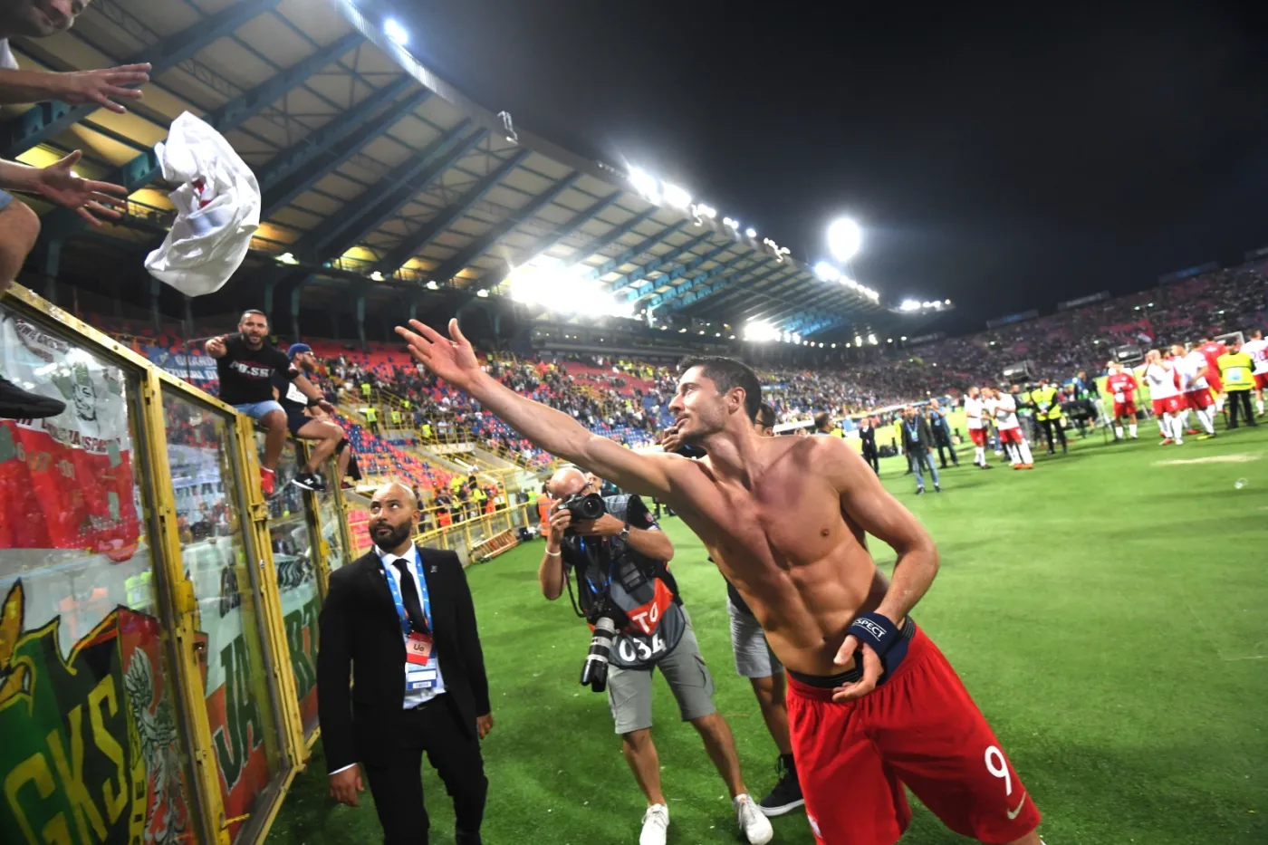 Kapitan reprezentacji Polski Robert Lewandowski dziękuje kibicom po pierwszym meczu piłkarskiej Ligi Narodów UEFA z Włochami