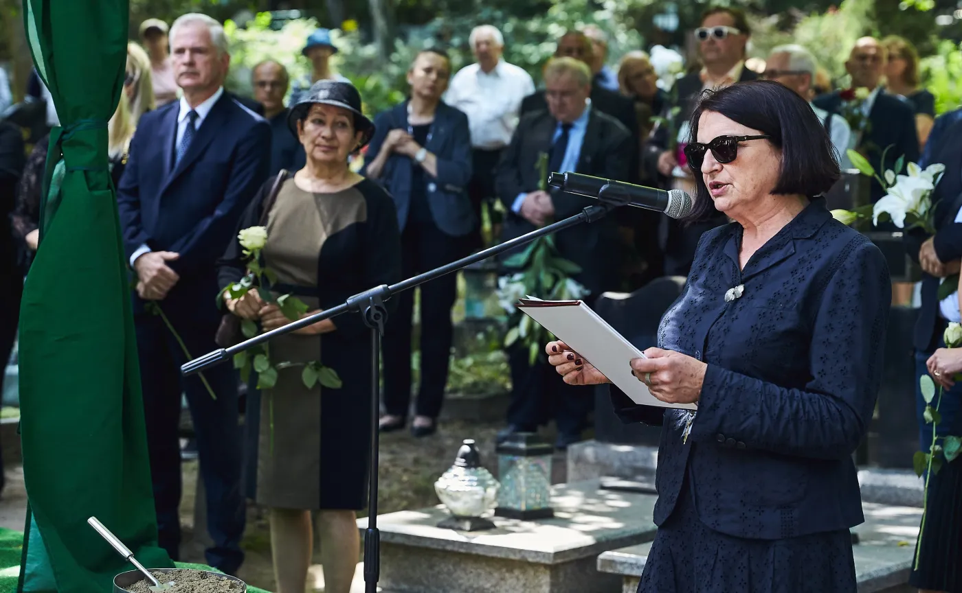 Małgorzata Rybicka przemawia podczas ponownego pogrzebu męża