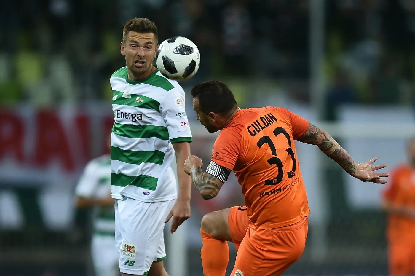 Zawodnik Lechii Gdańsk Artur Sobiech (L) i Ludomir Guldan (P) z KGHM Zagłębia Lubin