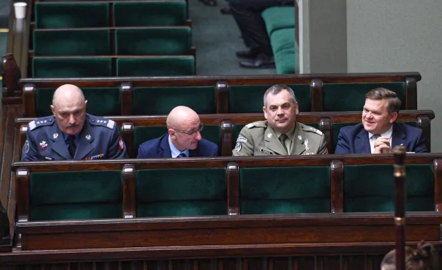 Projekt reformy dowodzenia cofnięty do Komisji Obrony. Padły słowa o prywatnej armii szefa MON