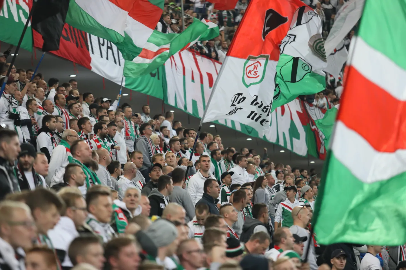Kibice Legii Warszawa podczas meczu piłkarskiej Ekstraklasy z Wisłą Kraków
