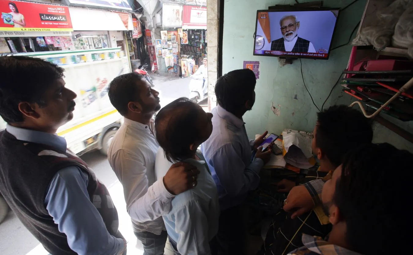 Mieszkańcy Indii oglądają wystąpienie premiera