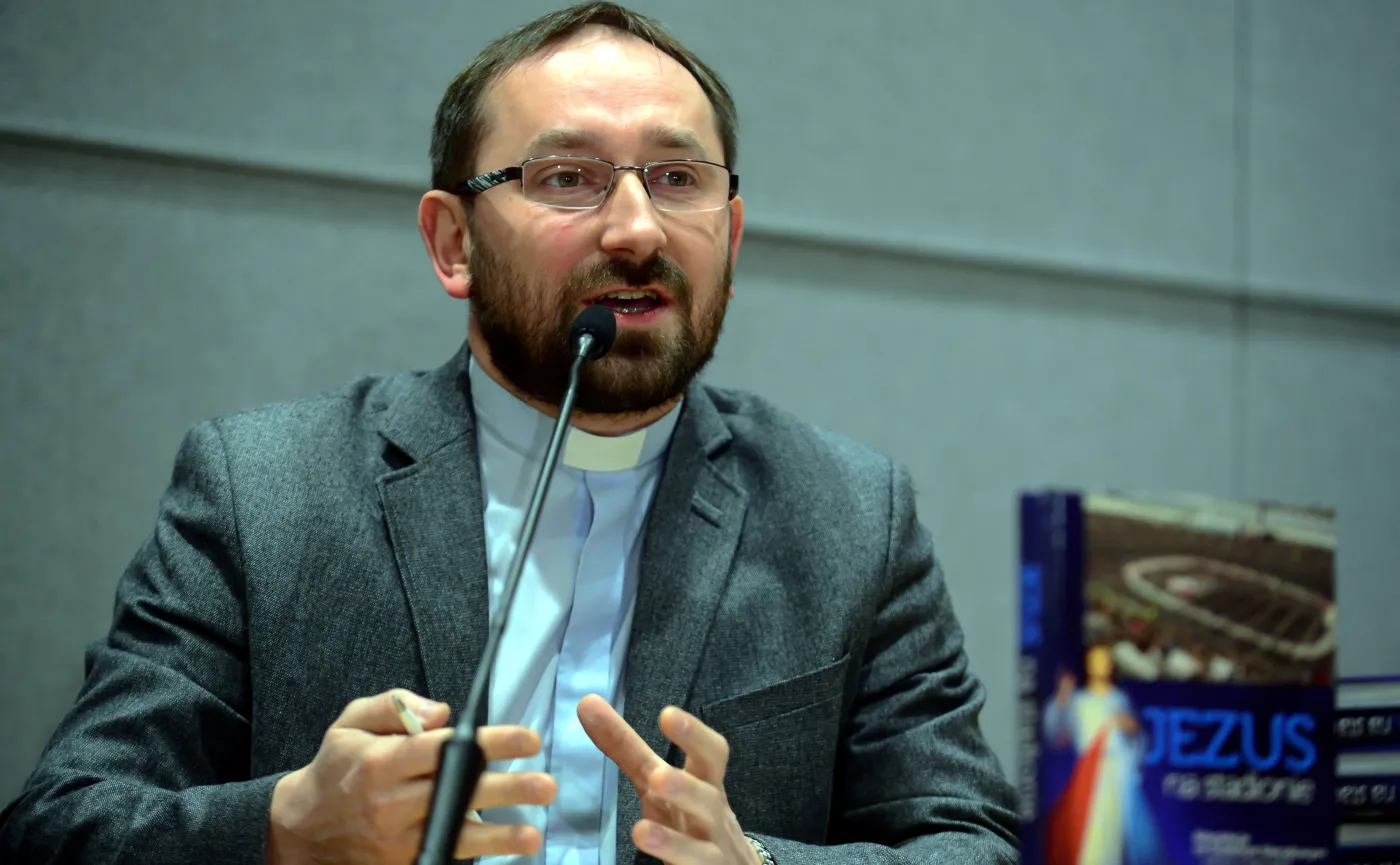 Ksiądz Rafał Jarosiewicz z fundacji SMS z Nieba