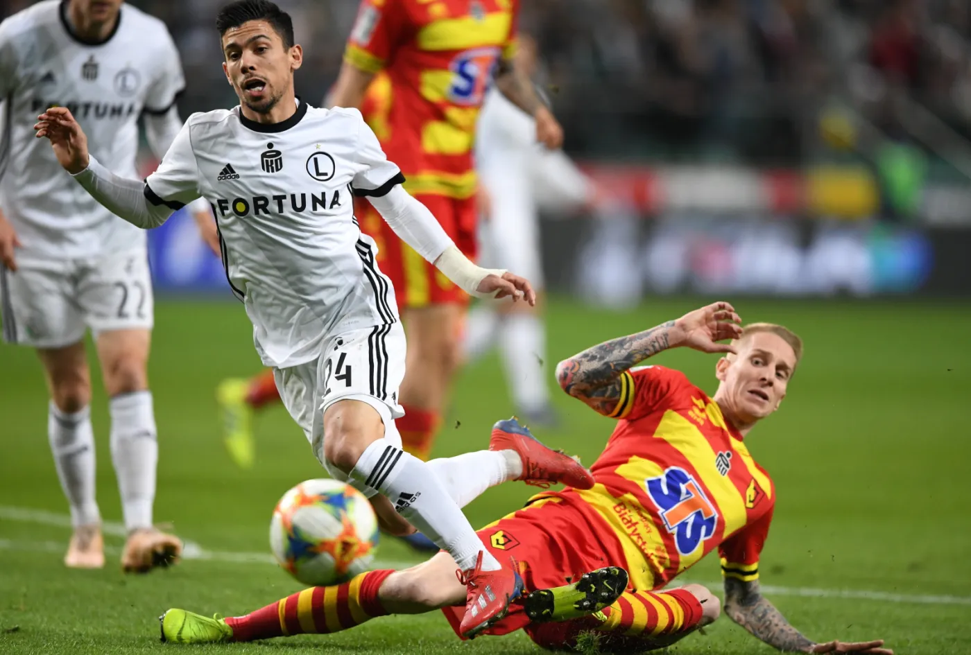 Piłkarz Legii Warszawa Andre Martins (L) i Jakub Wójcicki (P) z Jagiellonii Białystok podczas meczu Ekstraklasy