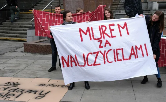 Całe 500+ wpłacili na fundusz strajkowy nauczycieli. Dokładnie 108 tys. zł [WIDEO]
