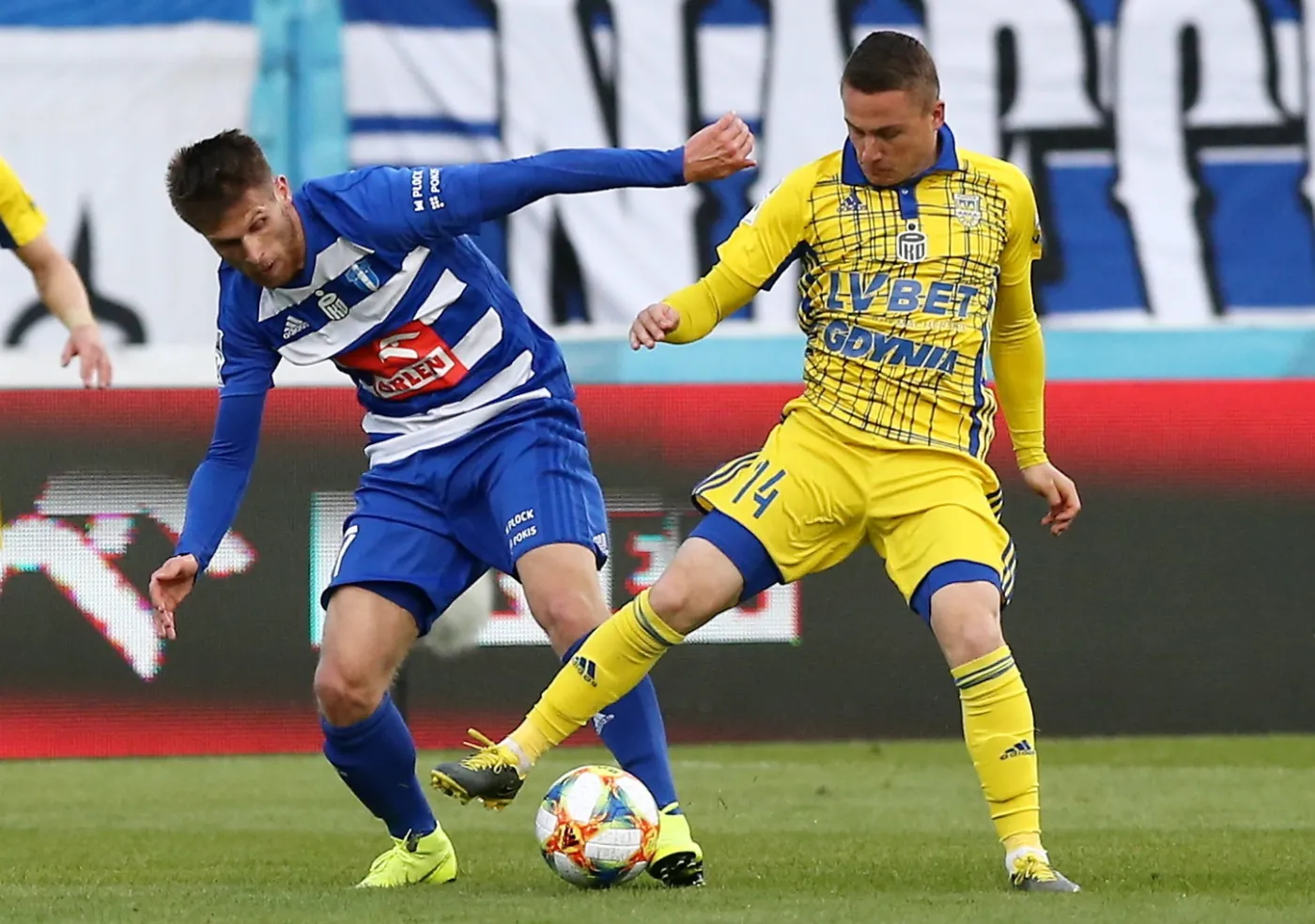 Zawodnik Wisły Płock Alen Stevanovic (L) i Michal Nalepa (P) z Arki Gdynia