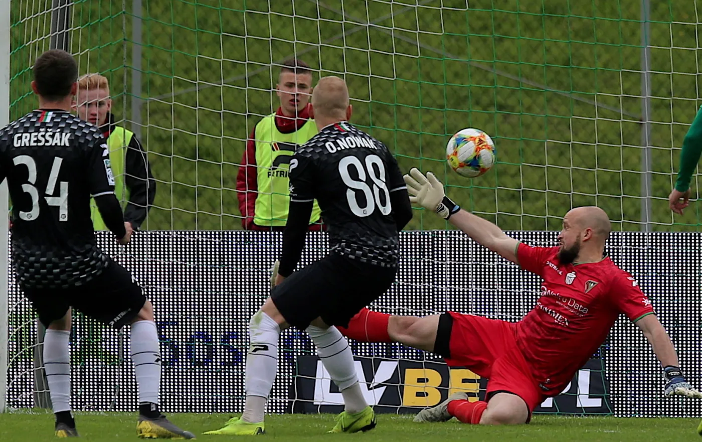 Pokonany bramkarz Zagłębia Sosnowiec Lukasa Hrosso (P) podczas meczu grupy spadkowej piłkarskiej Ekstraklasy ze Śląskiem Wrocław