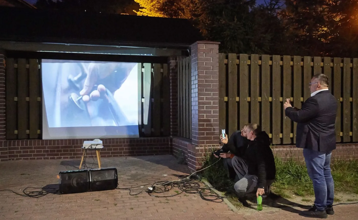 Film Sekielskiego wyświetlony na gdańskiej rezydencji abp Głódzia. W Warszawie policja zabrała Biedroniowi projektor