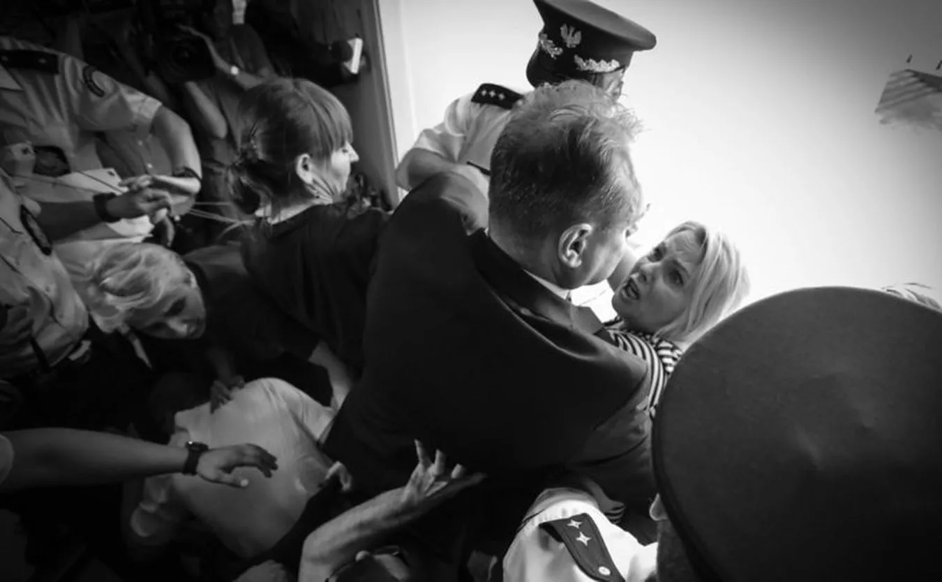Zdjęcie Roku - Matka niepełnosprawnego Jakuba, Iwona Hartwich, w starciu z sejmowym strażnikiem. Fot. Sławomir Kamiński (Gazeta Wyborcza)