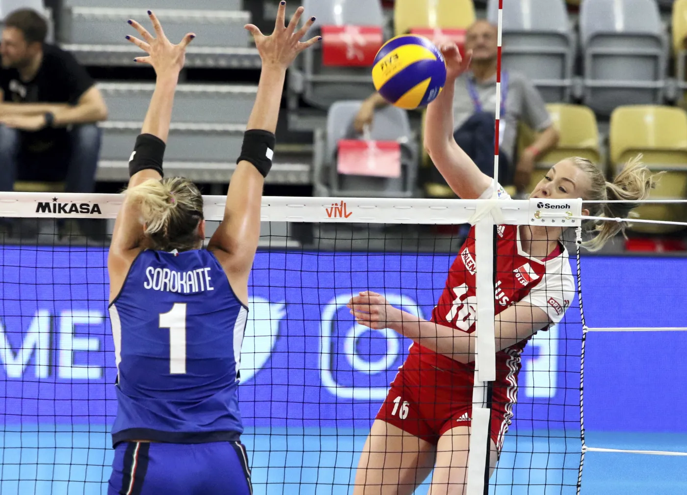 Natalia Mędrzyk (P) i Indre Sorokaite (L) podczas meczu turnieju Ligi Narodów siatkarek w Opolu