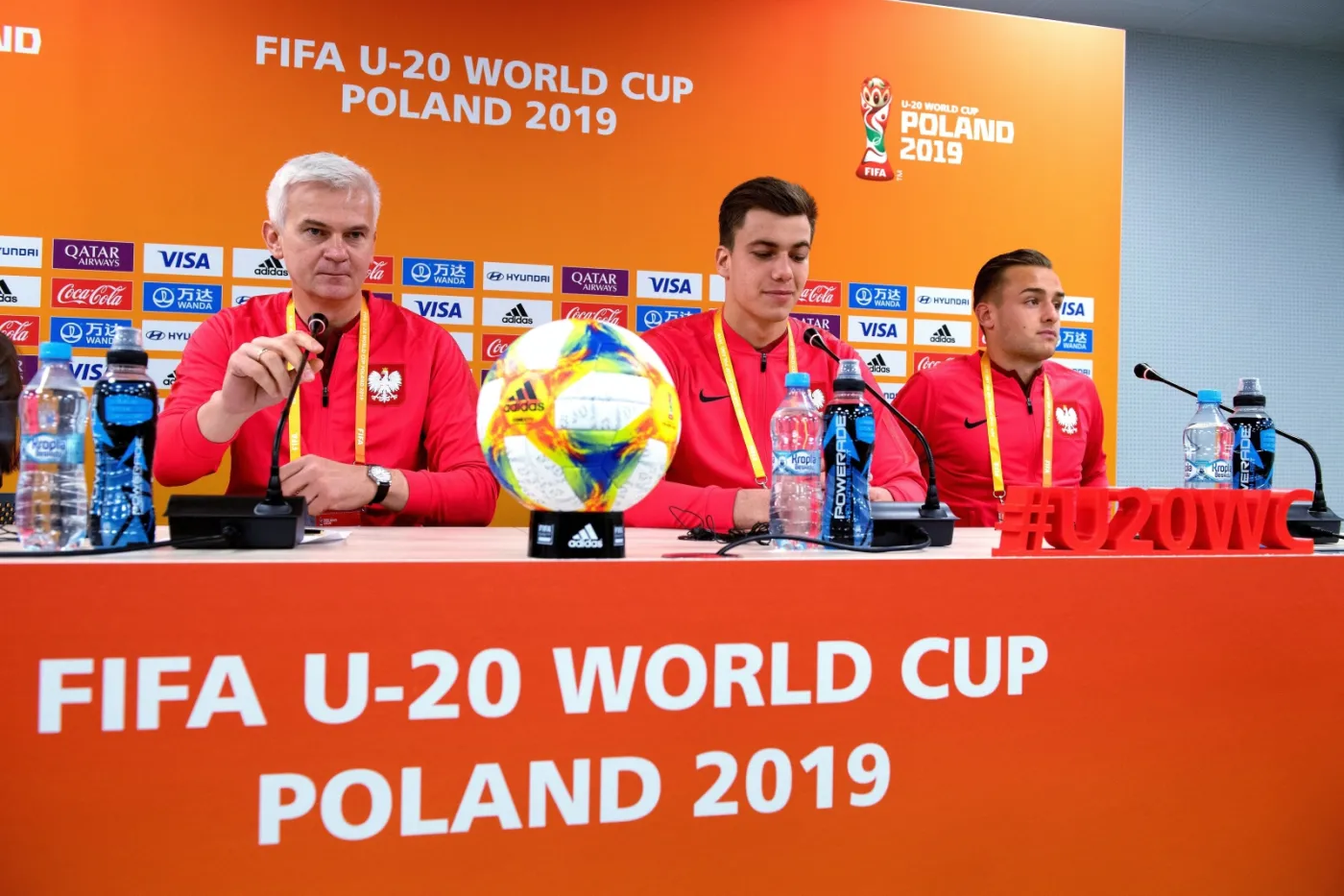 elekcjoner młodzieżowej reprezentacji Polski w piłce nożnej Jacek Magiera (L), oraz bramkarz Radosław Majecki (C) i pomocnik Dawid Kopacz (P)