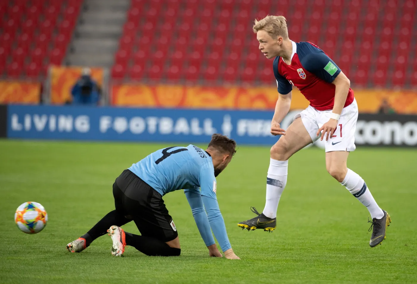 Zawodnik Urugwaju Ezequiel Busquets (L) i Ola Brynhildsen (P) z Norwegii podczas meczu grupy C piłkarskich mistrzostw świata do lat 20 w Łodzi