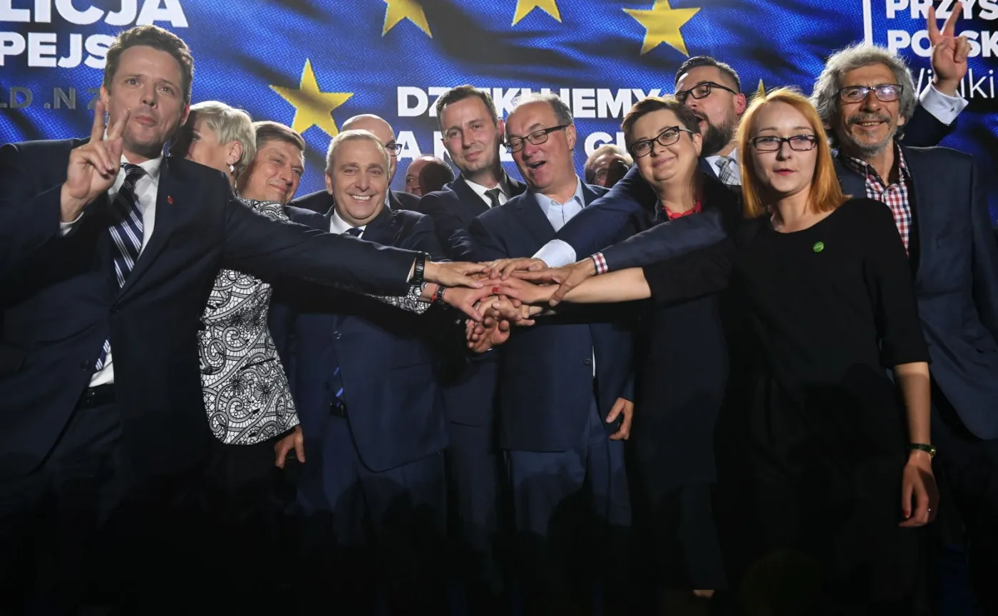 Przewodniczący PO Grzegorz Schetyna (4L) z żoną Kaliną (2L), prezes PSL Władysław Kosiniak-Kamysz (C), przewodniczący SLD Włodzimierz Czarzasty (4P), przewodnicząca partii Nowoczesna Katarzyna Lubnauer (3P), Marek Kossakowski (P) oraz Małgorzata Tracz (2P) z Zielonych i prezydent Warszawy Rafał Trzaskowski (L) w sztabie wyborczym Koalicji Europejskiej