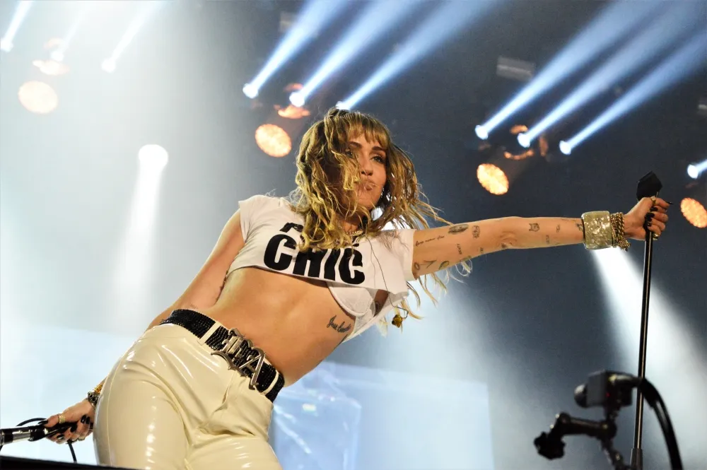 12366896-miley-cyrus-na-scenie-orange-warsaw.jpg