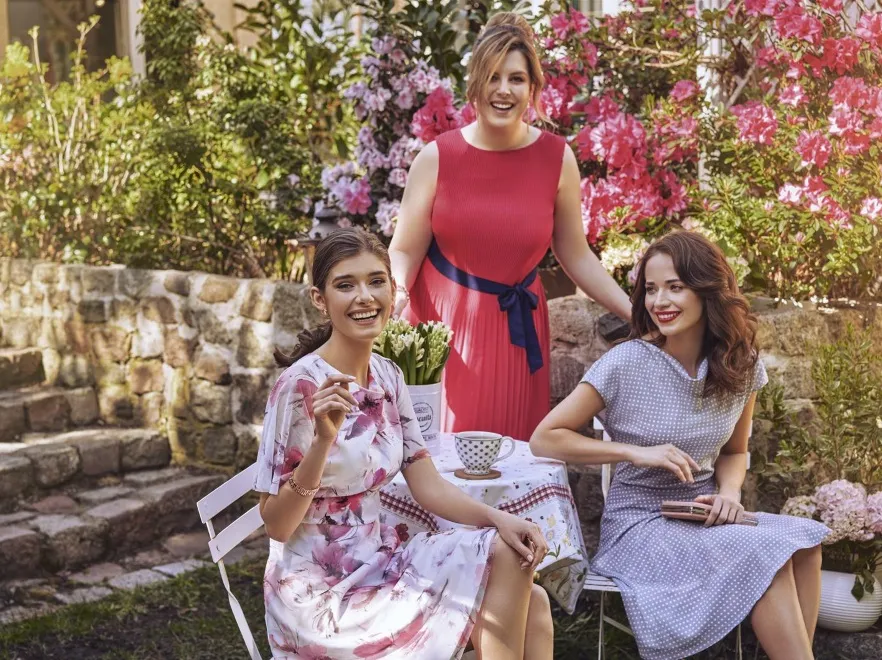 Pięknie i komfortowo: propozycje Quiosque na letnie uroczystości