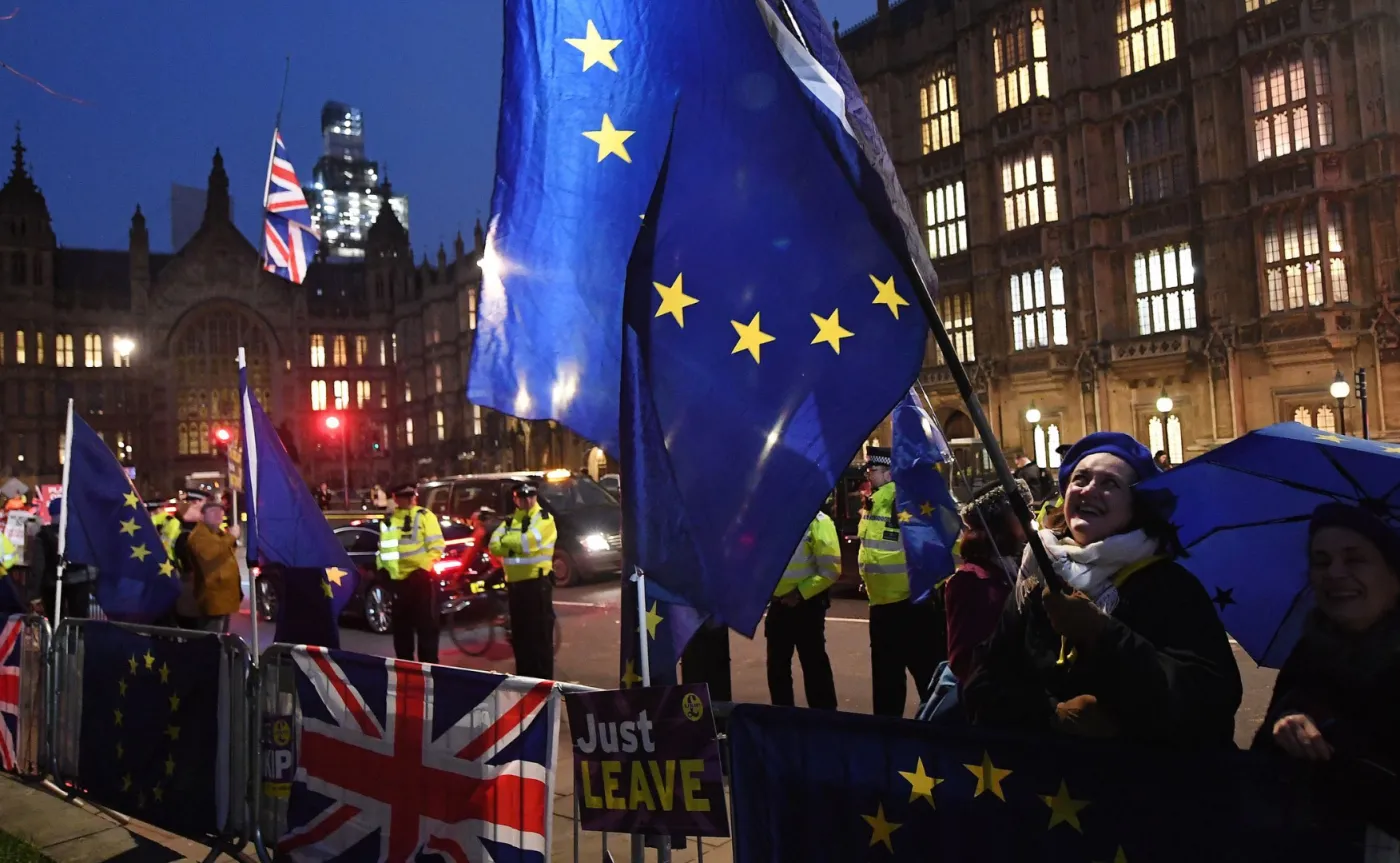 Protesty przed brytyjskim parlamentem podczas głosowania