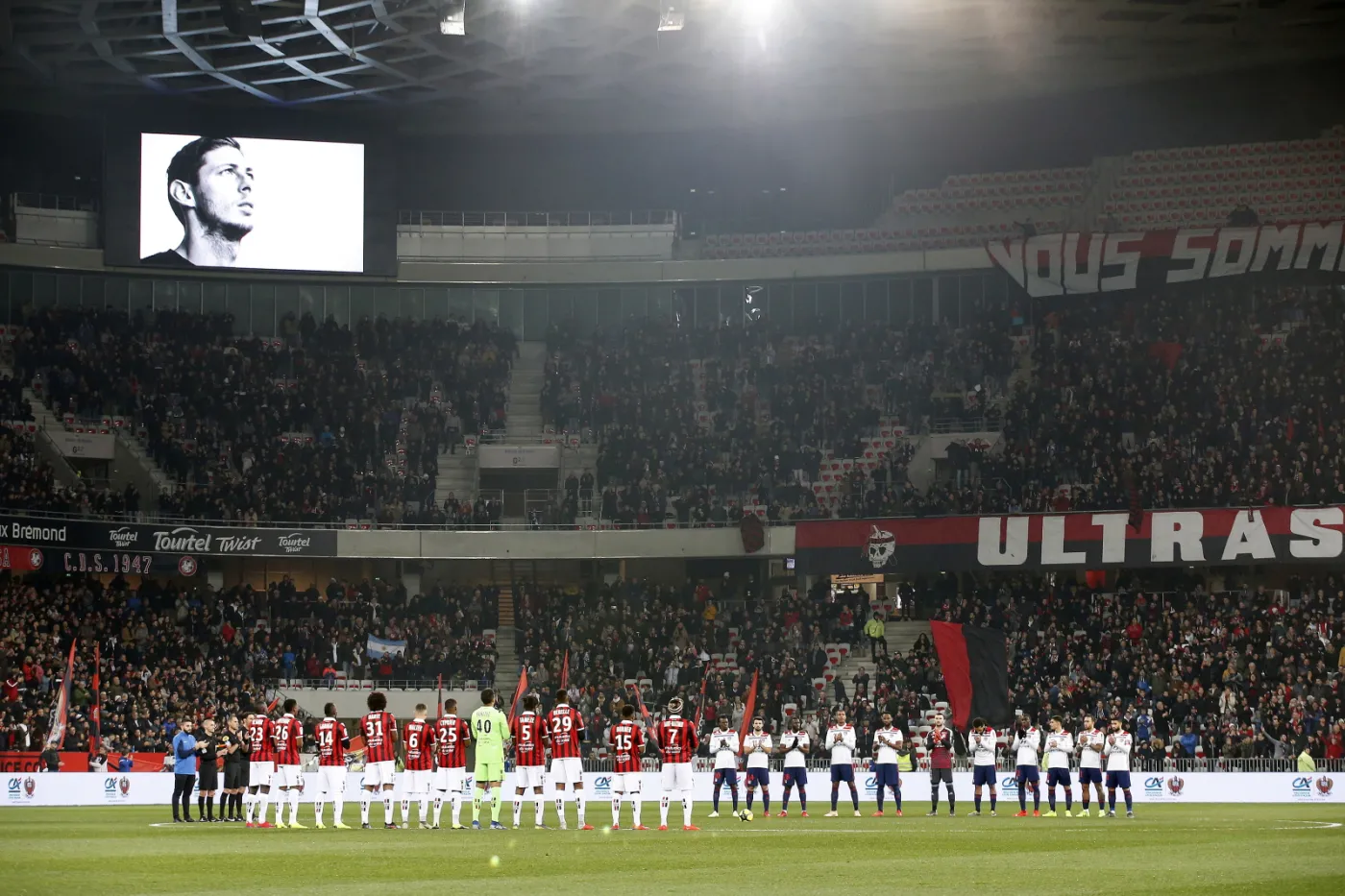 Minuta ciszy przed meczami na cześć Sali