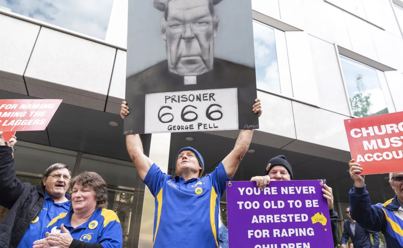 Protestujący przed sądem w Melbourne reagują na wyrok skazujący kardynała Pella