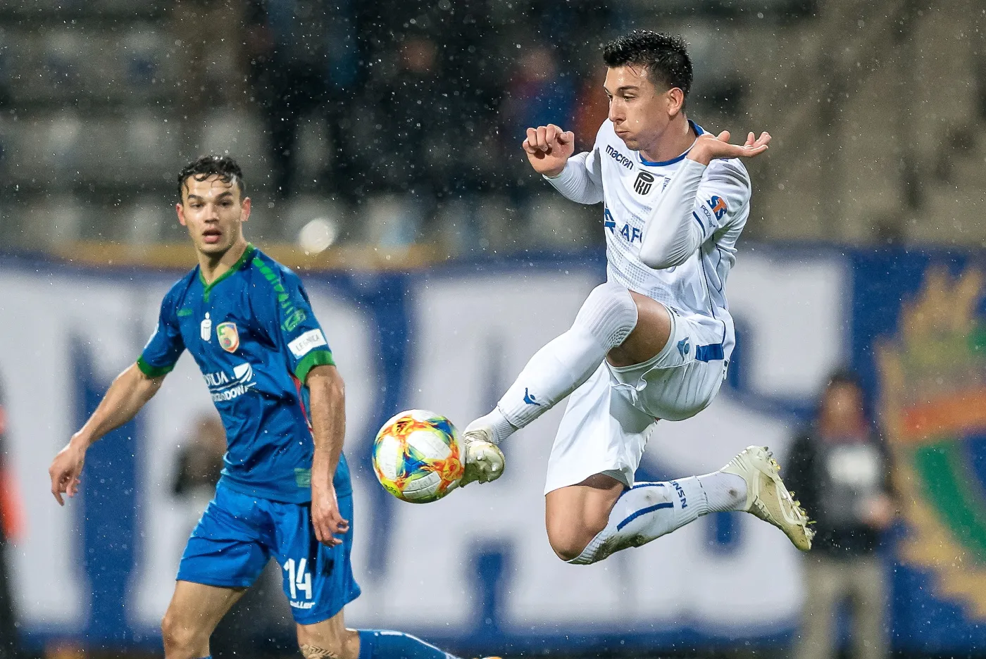 Zawodnik Miedzi Legnica Omar Santana (L) i Vernon De Marco Morlacchi (P) z Lecha Poznań