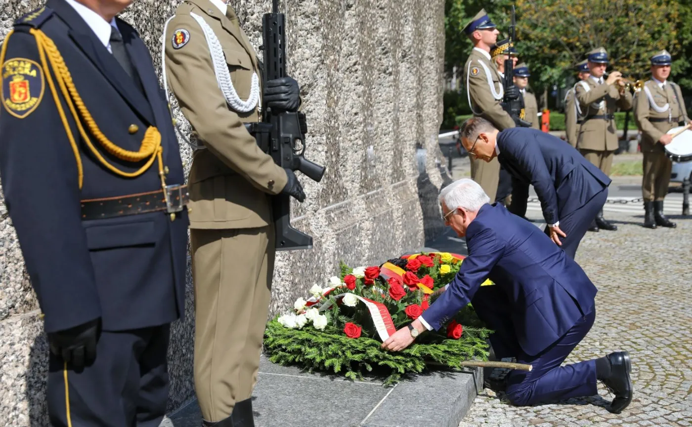 Minister spraw zagranicznych Niemiec Heiko Maas (3P) i minister spraw zagranicznych RP Jacek Czaputowicz (2P) podczas ceremonii złożenia wieńców pod Pomnikiem Ofiar Rzezi Woli
