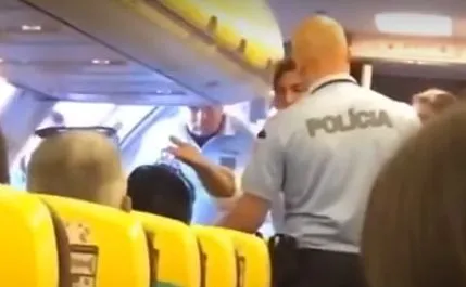 Były trener Legii Warszawa wyprowadzony z samolotu przez policję [WIDEO]