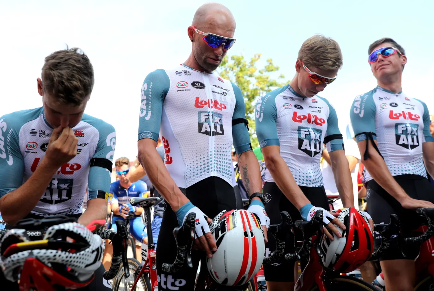 Kolarze grupy Lotto Fix All podczas minuty ciszy na starcie do czwartego etapu 76. Tour de Pologne z Jaworzna do Kocierzy