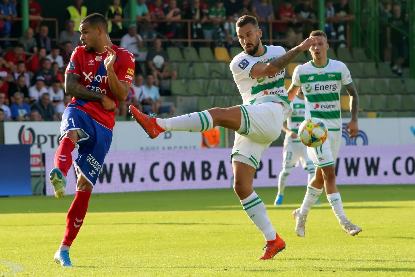 Zawodnik Rakowa Częstochowa Felicio Brown Forbes (L) i Błażej Augustyn (P) z Lechii Gdańsk podczas meczu 5. kolejki piłkarskiej Ekstraklasy w Bełchatowie