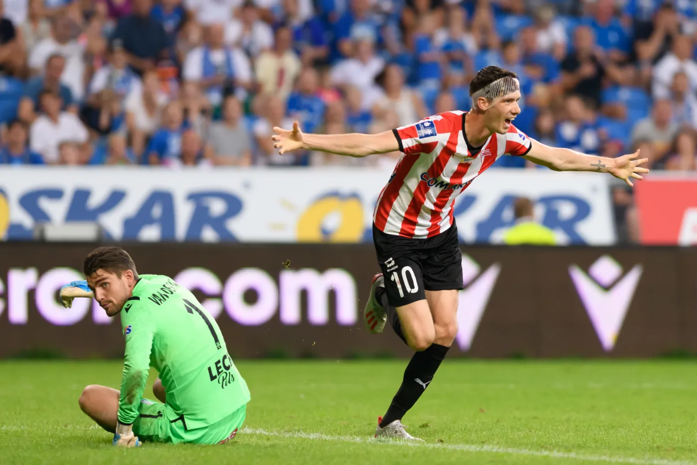 Piłkarz Cracovii Pelle van Amersfoort (P) cieszy się z gola podczas meczu Ekstraklasy z Lechem Poznań