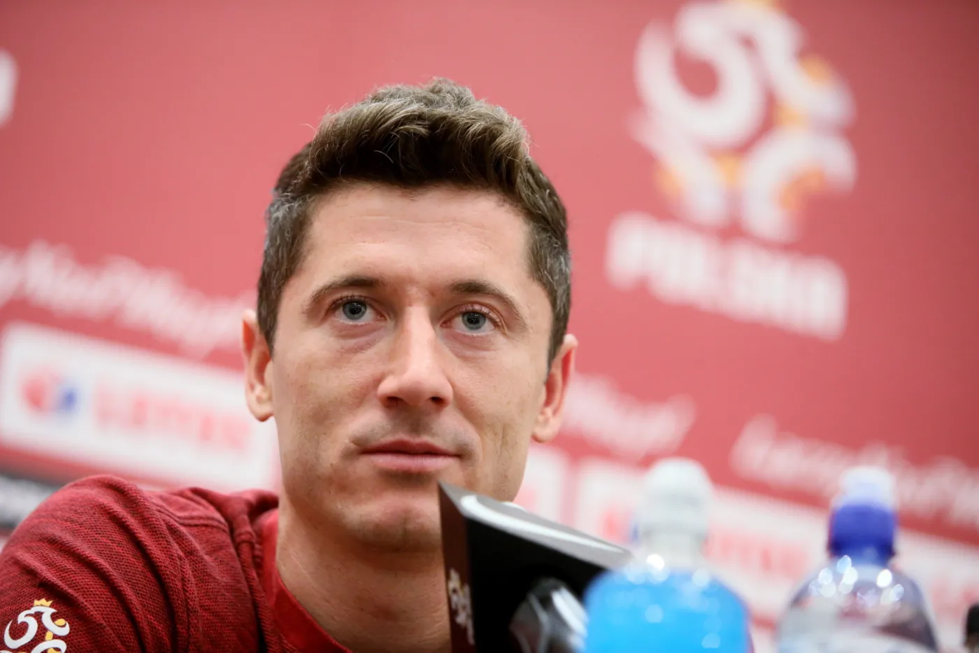 Napastnik piłkarskiej reprezentacji Polski Robert Lewandowski podczas konferencji prasowej w Warszawie