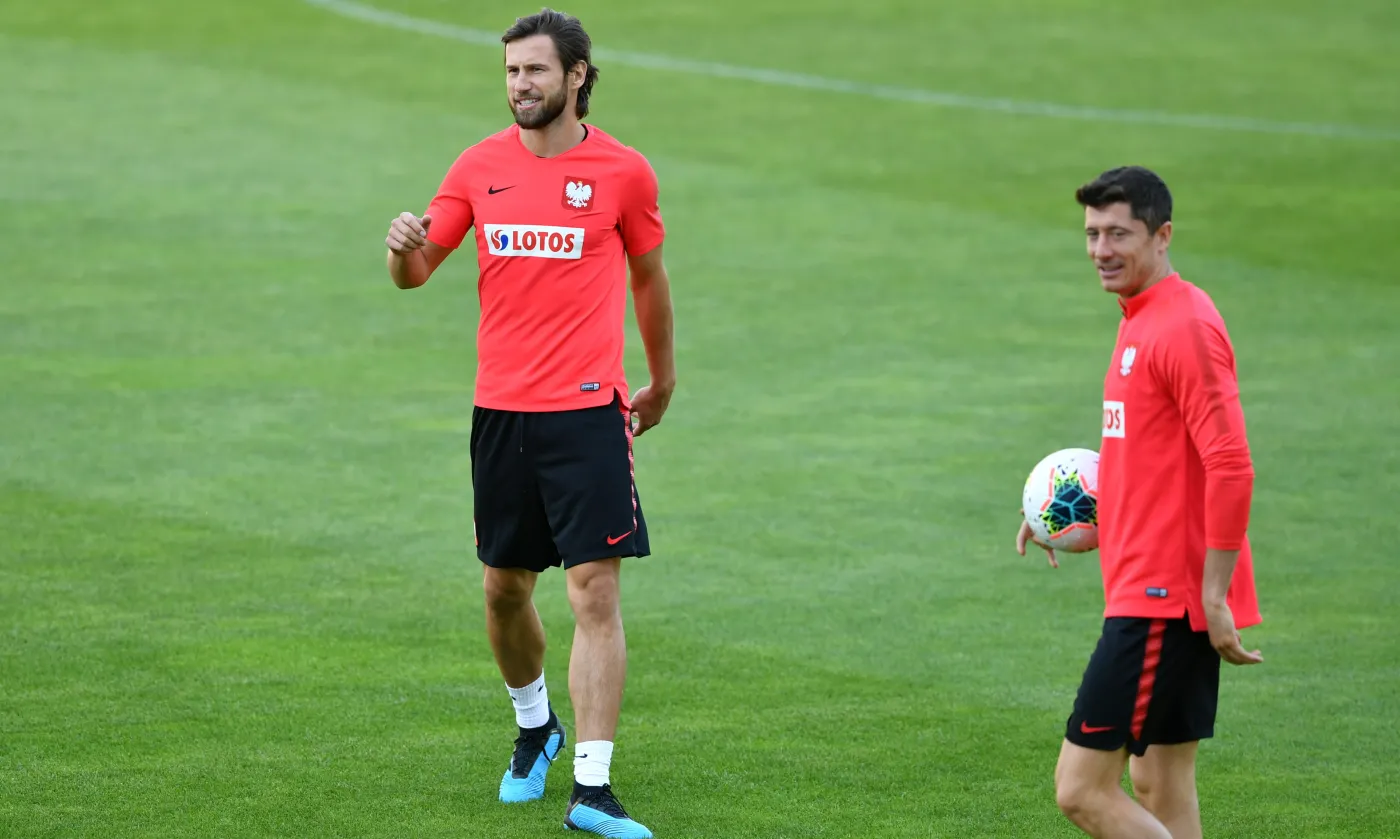 Zawodnicy piłkarskiej reprezentacji Polski Grzegorz Krychowiak (L) i Robert Lewandowski (P) podczas treningu kadry w Warszawie
