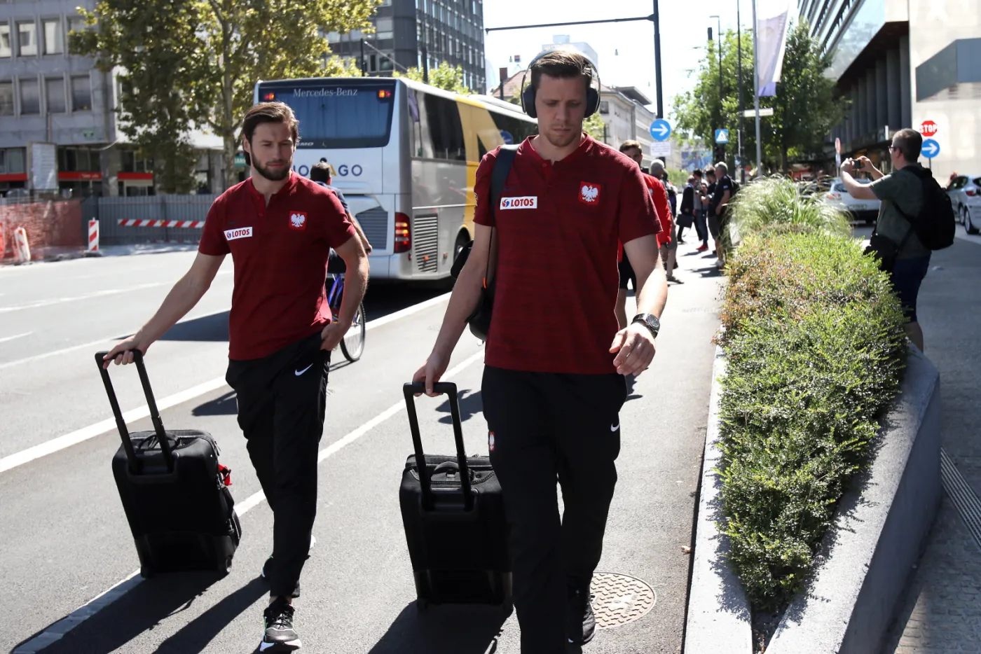 Piłkarz reprezentacji Polski Grzegorz Krychowiak (L) i bramkarz kadry Wojciech Szczęsny (P) po przyjeździe do hotelu w Lublanie