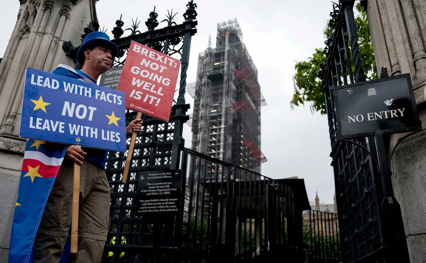Protest przed budynkiem brytyjskiego Parlamentu