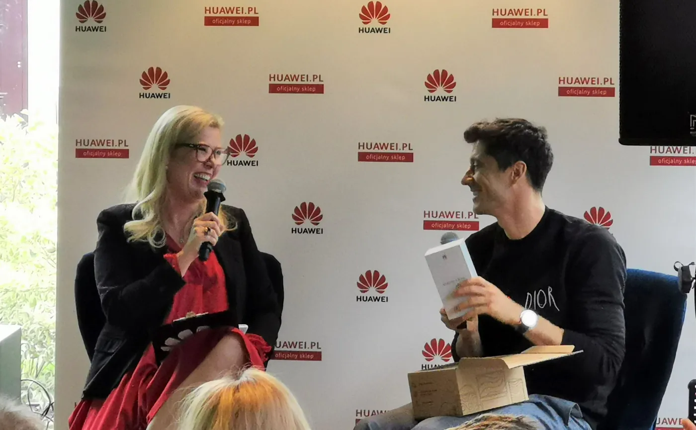 Dorota Haller, dyrektorka marketingu, komunikacji i digitalu w Huawei CBG Polska i Robert Lewandowski