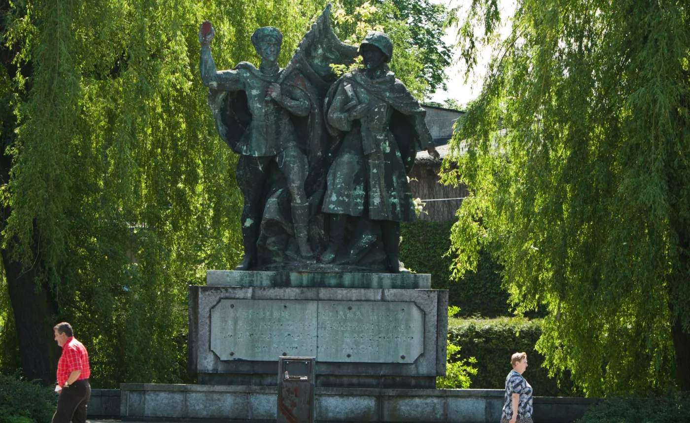 Pomnik polsko-sowieckiego braterstwa broni zniknie z Czechowic-Dziedzic