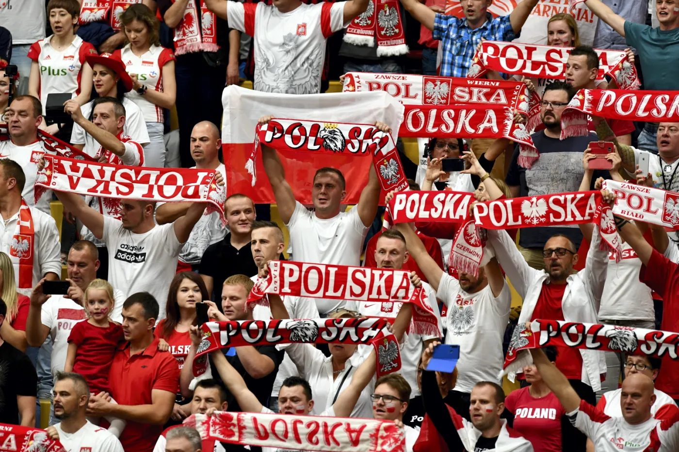 Kibice reprezentacji Polski podczas meczu grupy D z Ukrainą na siatkarskich mistrzostwach Europy, w hali "Sporthallen Zuid" w Amsterdamie