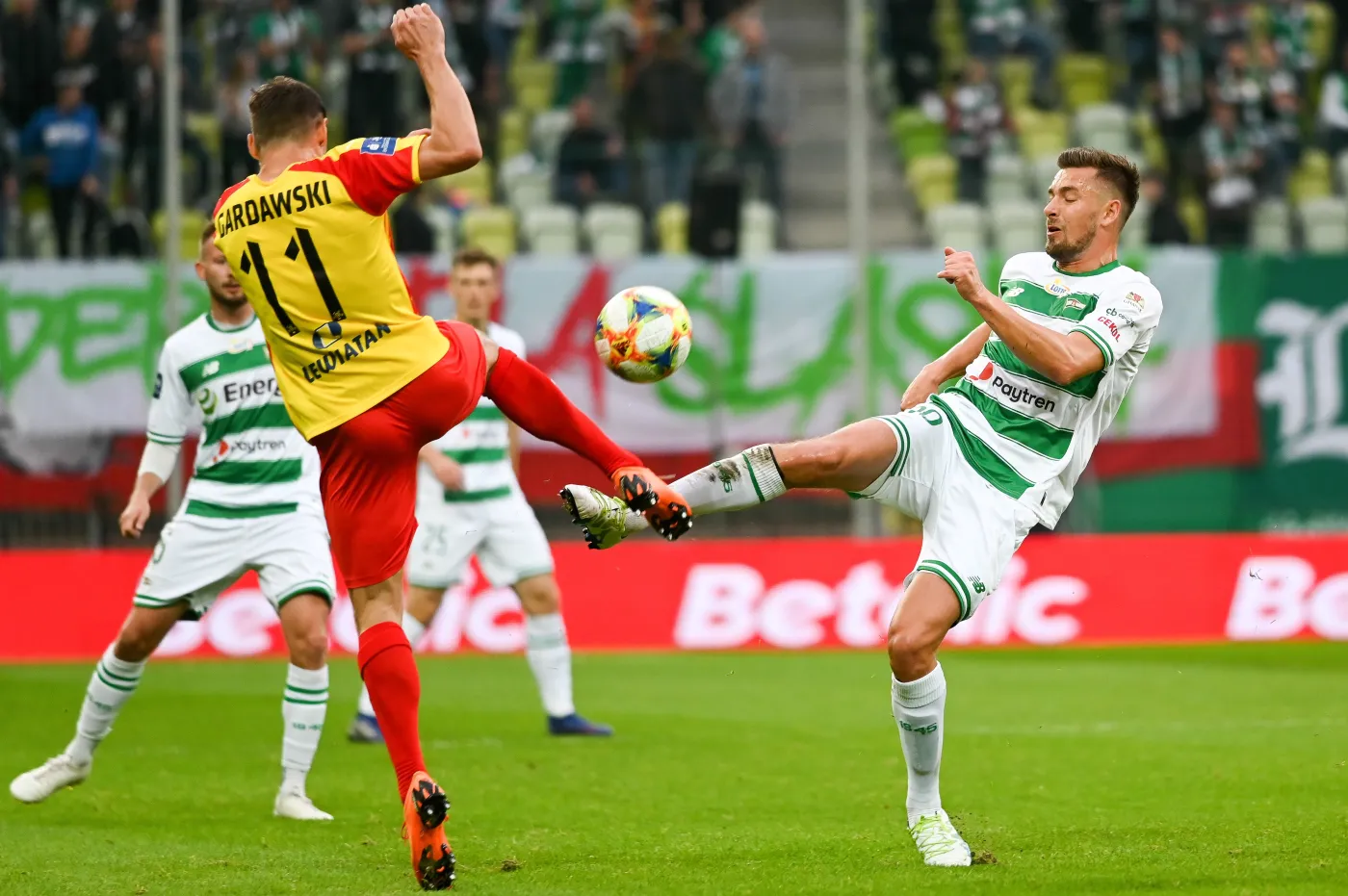 Zawodnik Lechii Gdańsk Artur Sobiech (P) i Michael Gerdawski (L) z Korony Kielce podczas meczu 9. kolejki piłkarskiej Ekstraklasy