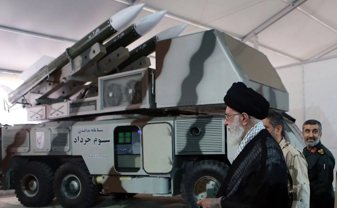 ajatollah Ali Chamenei przy wyrzutni pocisków ziemia-powietrze
