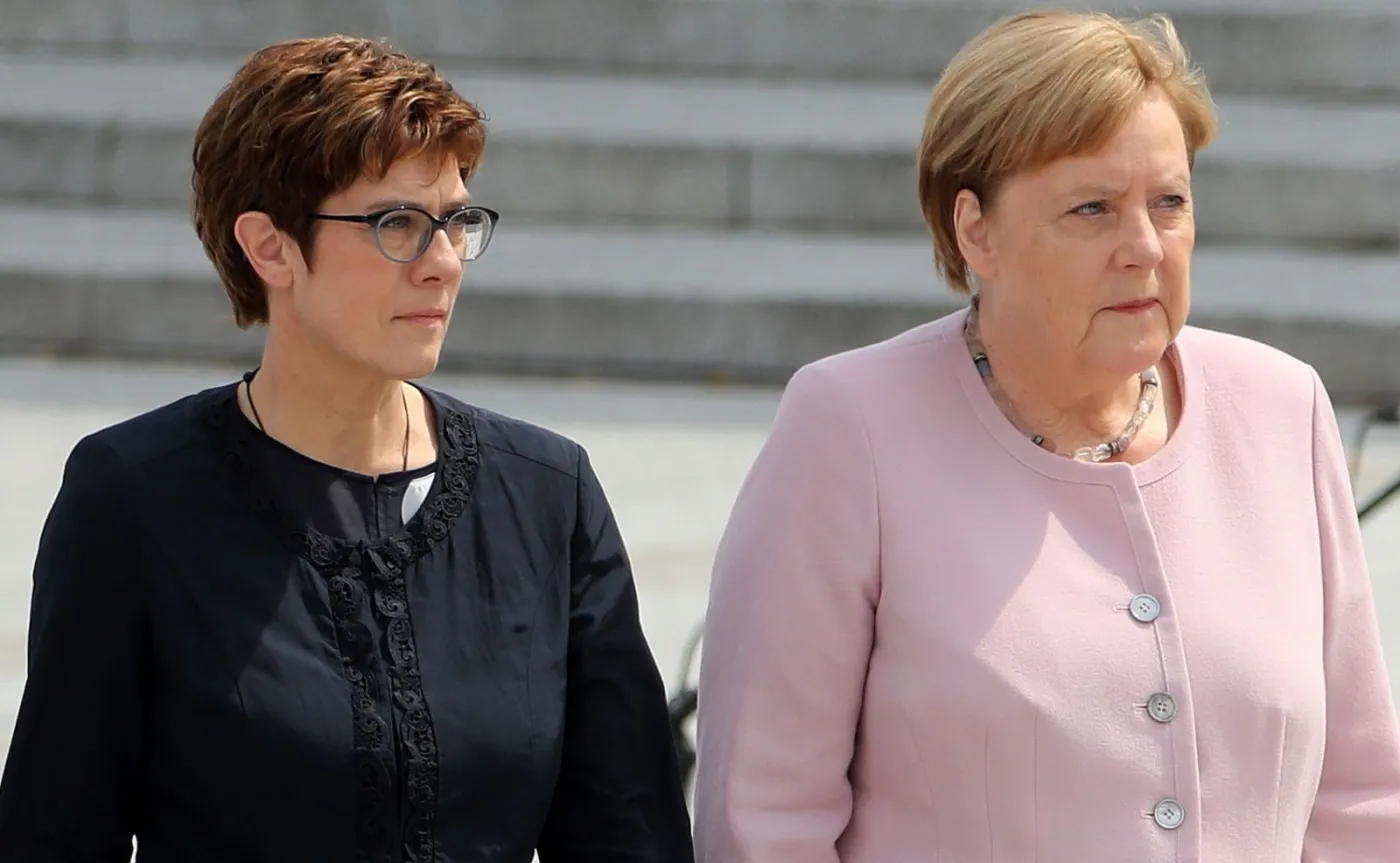 Annegret Kramp-Karrenbauer i Angela Merkel
