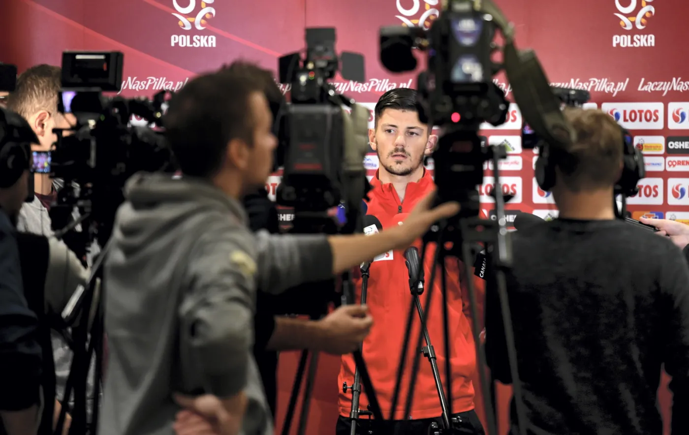 Napastnik piłkarskiej reprezentacji Polski Dawid Kownacki podczas spotkania z mediami