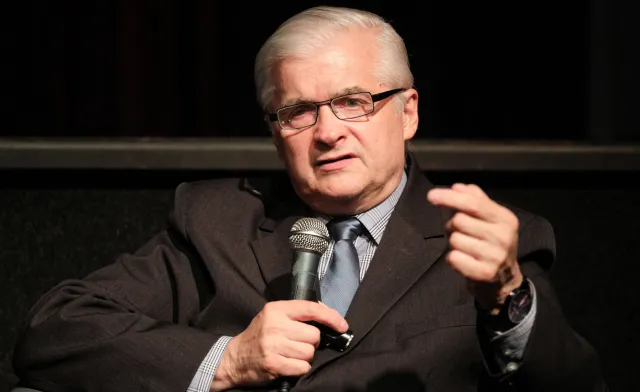 Cimoszewicz o Kaczyńskim: Mało wartościowy człowiek potrafi trzymać za twarz 30 milionów Polaków