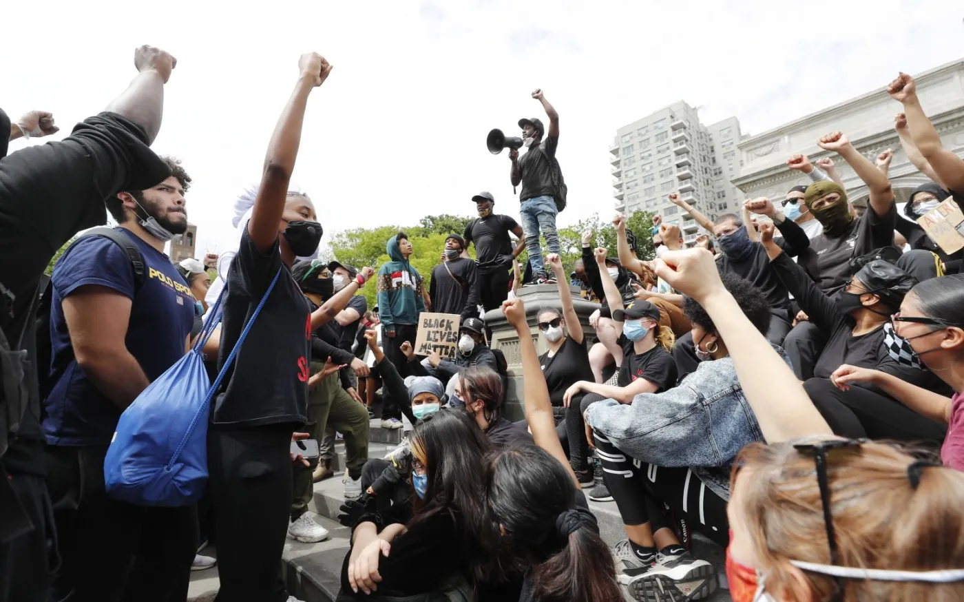 Kolejna fala protestów w Nowym Jorku. Godzina policyjna przedłużona do niedzieli