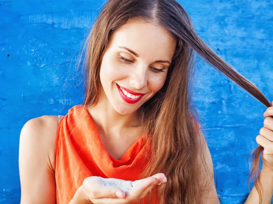 Kobieta myje włosy suchym szamponem