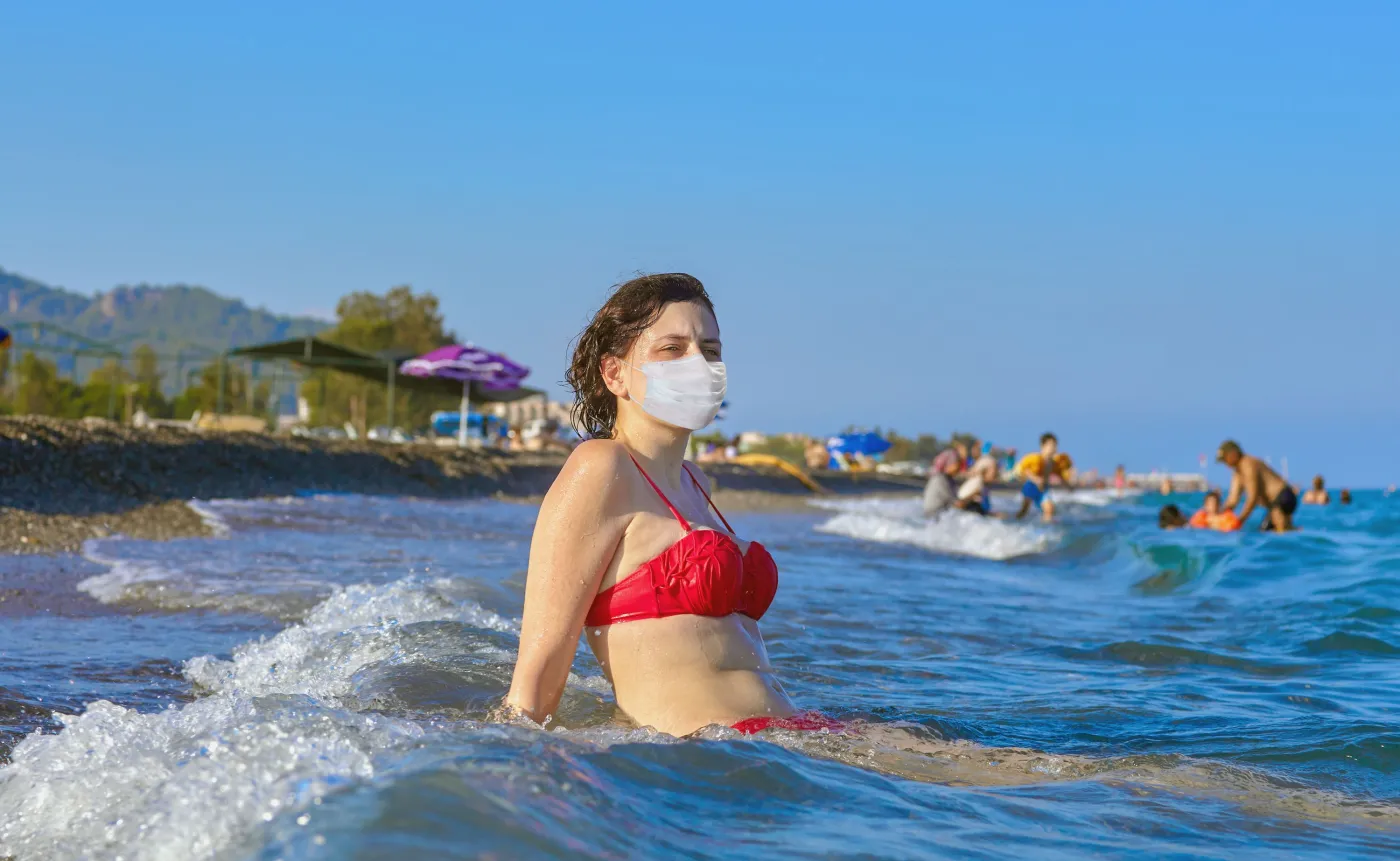 Kobieta w maseczce kąpie się w morzu