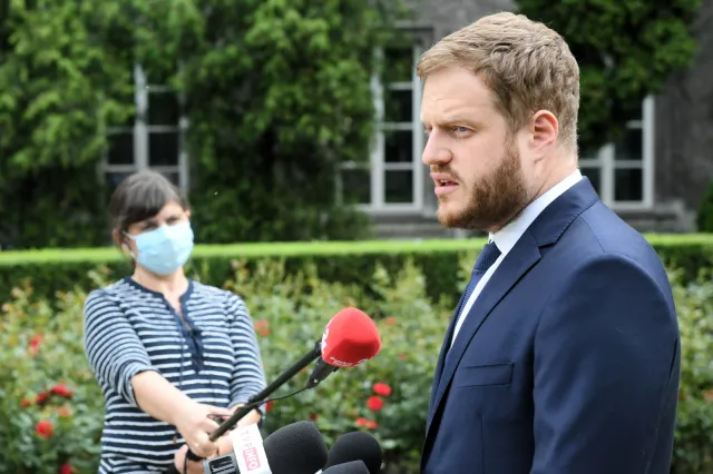 Posłowie KO o zakupie respiratorów: Niebywały przekręt. Wiceminister odpowiada