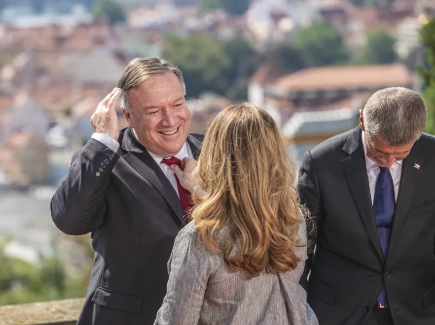 Na ułożeniu krawata się nie skończyło. TAK żona szefa dyplomacji USA szykowała go do zdjęć w Czechach
