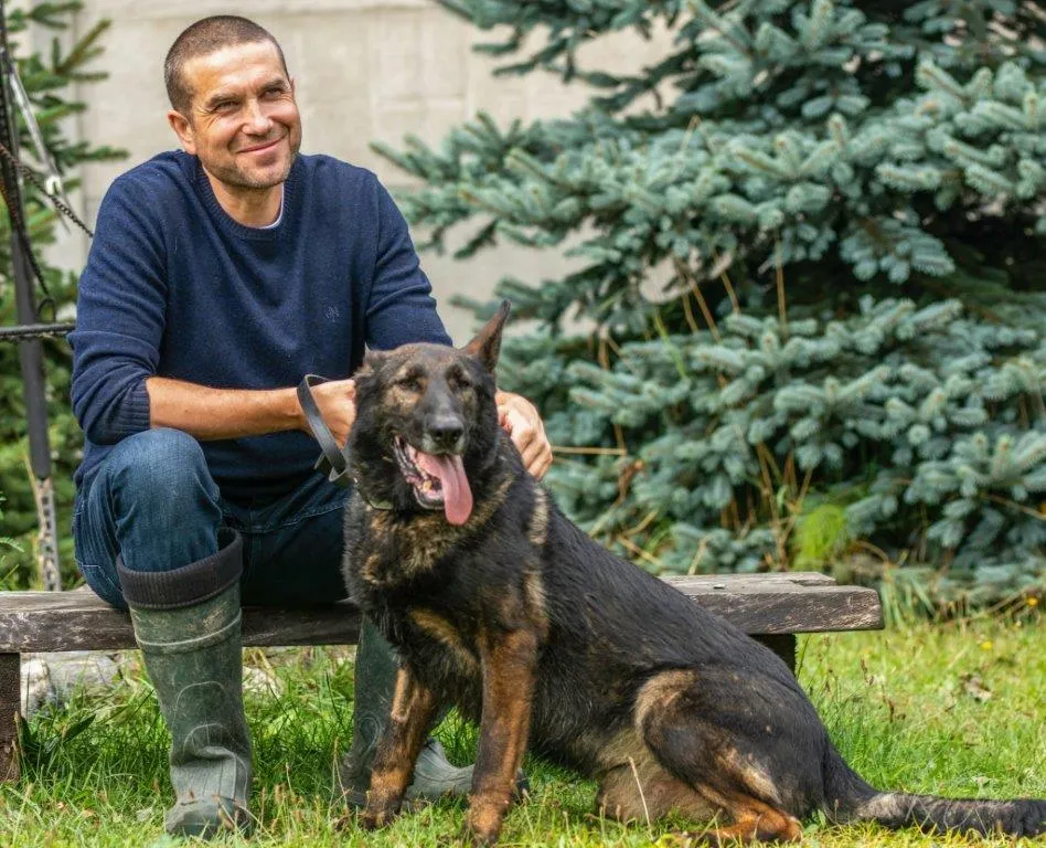 Marcin Dorociński wspiera emerytowanych psich funkcjonariuszy z "Zakątka Weteranów"